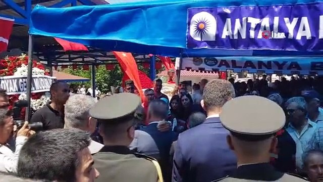 Le sergent spécialiste des martyrs Alpay Aras a fait ses adieux à son dernier voyage