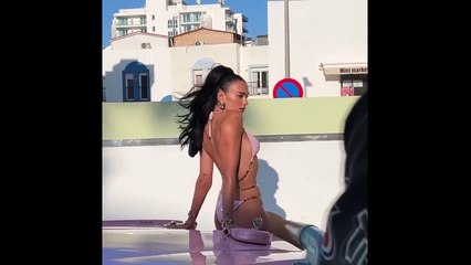 Bikini koleksiyonunu tanıtan Dua Lipa, fiziği ile hayranlarının aklını başından aldı