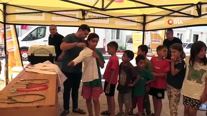 Les enfants de la ville des conteneurs ont écouté les battements de cœur des chiots