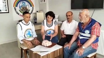 Les retraités ont protesté contre le bonus de 2 000 lires en coupant un poulet symbolique