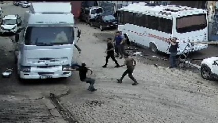 TIR’ın altında kalmaktan son anda kurtuldular… Panik anları kamerada
