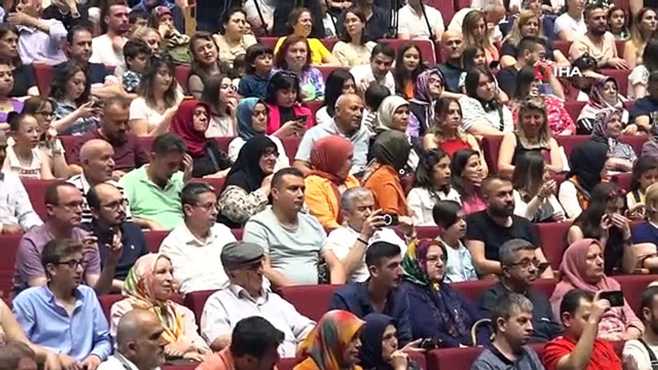 Denizli'de 300 Dansçı ile Muhteşem Halk Oyunlar...