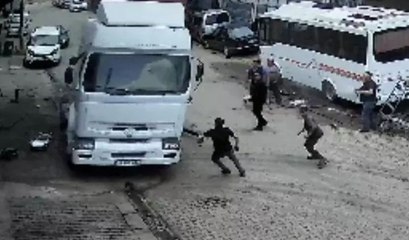 Bursa'da park halindeyken hareket eden TIR paniğe neden oldu