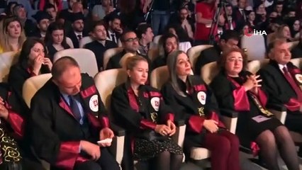 Les étudiants qui ont perdu la vie dans le tremblement de terre ont été commémorés... Les larmes ont coulé lors de la cérémonie de remise des diplômes