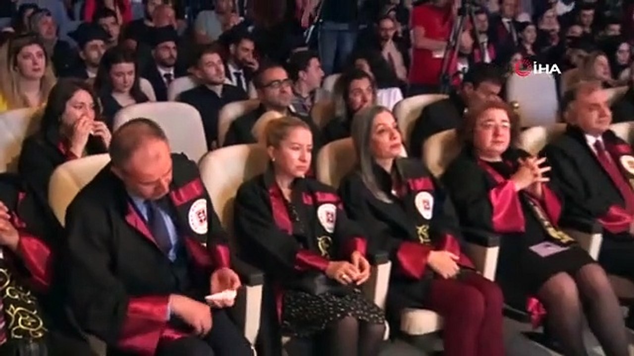 Les étudiants qui ont perdu la vie dans le tremblement de terre ont été commémorés... Les larmes ont coulé lors de la cérémonie de remise des diplômes