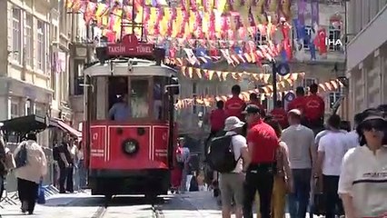 Taksim'de Atlı Polislere Yoğun İlgi