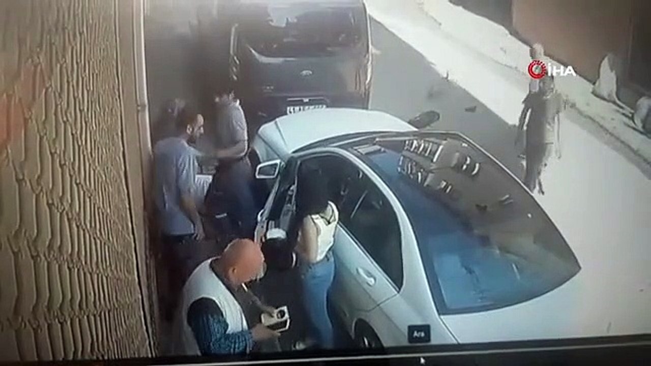 Otomobil ile motosikletin çarpıştığı feci kaza kamerada