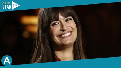 Clara Luciani dans une robe psychédélique ultra moulante, elle dévoile un baby bump déjà bien arrond