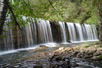 Las cascadas que parecen sacada de un cuento por las que puedes hacer senderismo o picnic y que están a una hora de Madrid