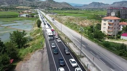 D100 kara yolunun Çorum'un Osmancık ilçesindeki bölümlerinde bayram yoğunluğu