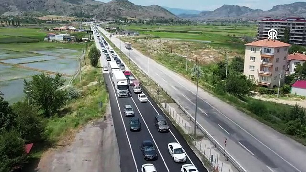 D100 kara yolunun Çorum'un Osmancık ilçesindeki bölümlerinde bayram yoğunluğu
