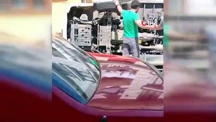 Kağıthane'de faciadan dönüldü: Aşırı yüklenen kamyonet devrildi