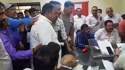 जयपुर-डीपीसी,भुगतान नहीं होने से नाराज हुए जलदाय कर्मी,गांधी नगर अधिशासी अभियंता का घेराव और  नारेबाजी-देखें इस विडियो में