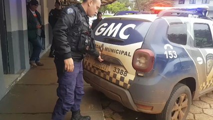 Descargar video: Homem com mandado de prisão em aberto por furto é preso pela GM