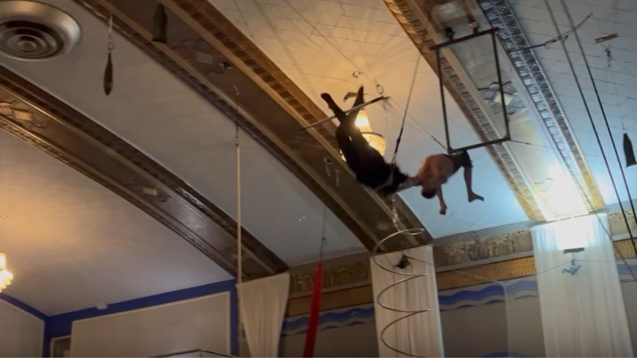 Acrobat falls while swinging on a trapeze during practice *Acrobatic fail*