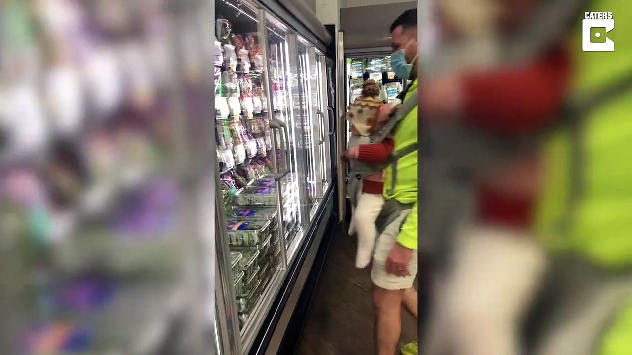 Bébé et papa : duo parfait pour faire les courses