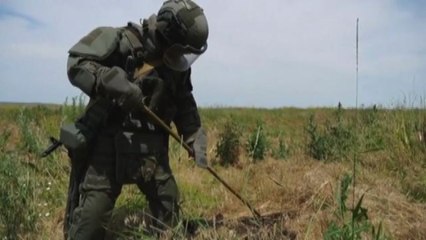 Ucraina, soldati russi sminano terreno vicino a Mariupol