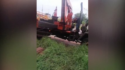 Carro que caiu em riacho no XIV de Novembro é içado por guindaste