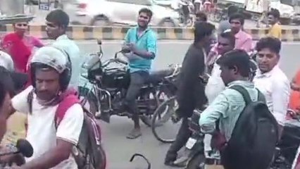 जहानाबाद में पैसे के लेनदेन को लेकर बीच सड़क पर हो गया बवाल, वीडियो देखकर हो जाएंगे हैरान