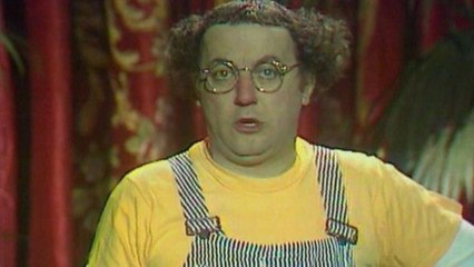 GALA VIDÉO - Coluche dans Hôtel du temps : ce célèbre imitateur qui lui prête sa voix