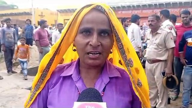 दौसा. भूमि विवाद को लेकर दो युवक पेट्रोल की बोतल लेकर मोबाइल टावर पर चढ़े