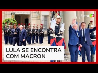 Lula é recebido pelo presidente da França, Emmanuel Macron, no Palácio do Eliseu