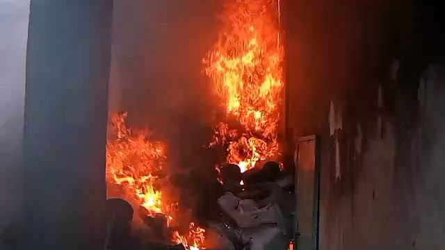 निवार बनाने की फैक्ट्री धधकी, आसपास के मकान कराए खाली