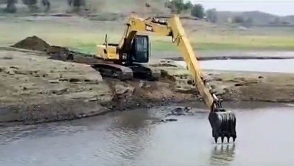 महापौर पटेल ने फावड़ा उठाया और हटाने लगे ट्रेंच की गाद