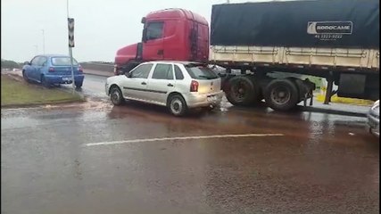 Peça de caminhão quebra e causa transtornos no Viaduto da Olindo Periolo