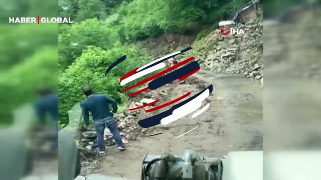 Heyelan nedeniyle yolun çökme anı kameralara yansıdı