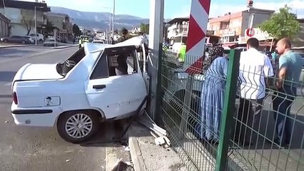 Direksiyon hakimiyetini kaybeden sürücü aydınlatma direğine çarptı: 3 yaralı