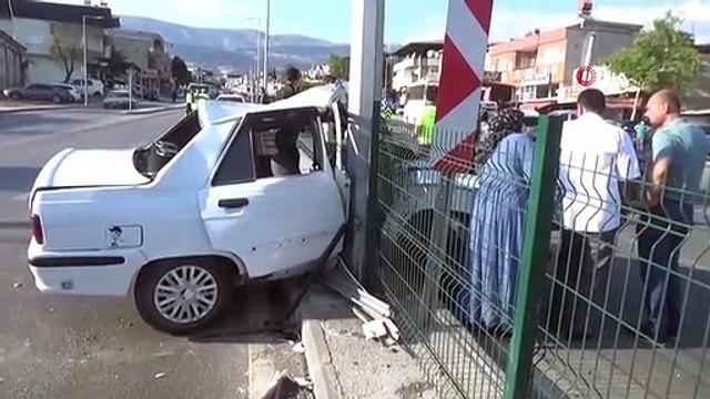 Direksiyon hakimiyetini kaybeden sürücü aydınlatma direğine çarptı: 3 yaralı