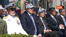 Mattarella alla festa dell'Aeronautica, indossa occhiali da sole e cappellino