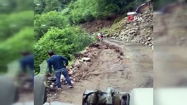 Heyelan nedeniyle yolun çökme anı cep telefonu kamerasına yansıdı