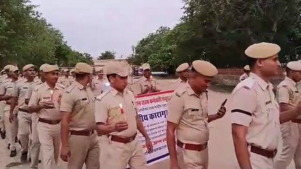 खास के लिए आम हो रहा परेशान, रस्सा बांधकर सडक रोक रहे पुलिसकर्मी