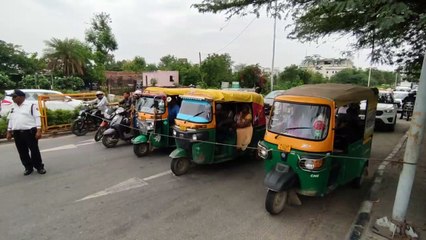 खास के लिए आम हो रहा परेशान, रस्सा बांधकर सडक रोक रहे पुलिसकर्मी