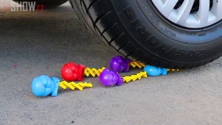 Aplastando Cosas Crujientes con la Rueda de un Coche _ Experimento_ Perlas de Colores VS Coche