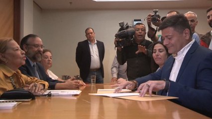 El exdiputado Freddy Superlano formaliza su candidatura para las primarias antichavistas