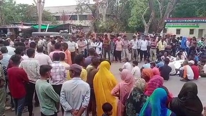 सड़क पर फूटा गुस्सा, शव रखकर प्रदर्शन