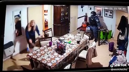 Policía allana la casa equivocada y casi ocurre una tragedia en Argentina