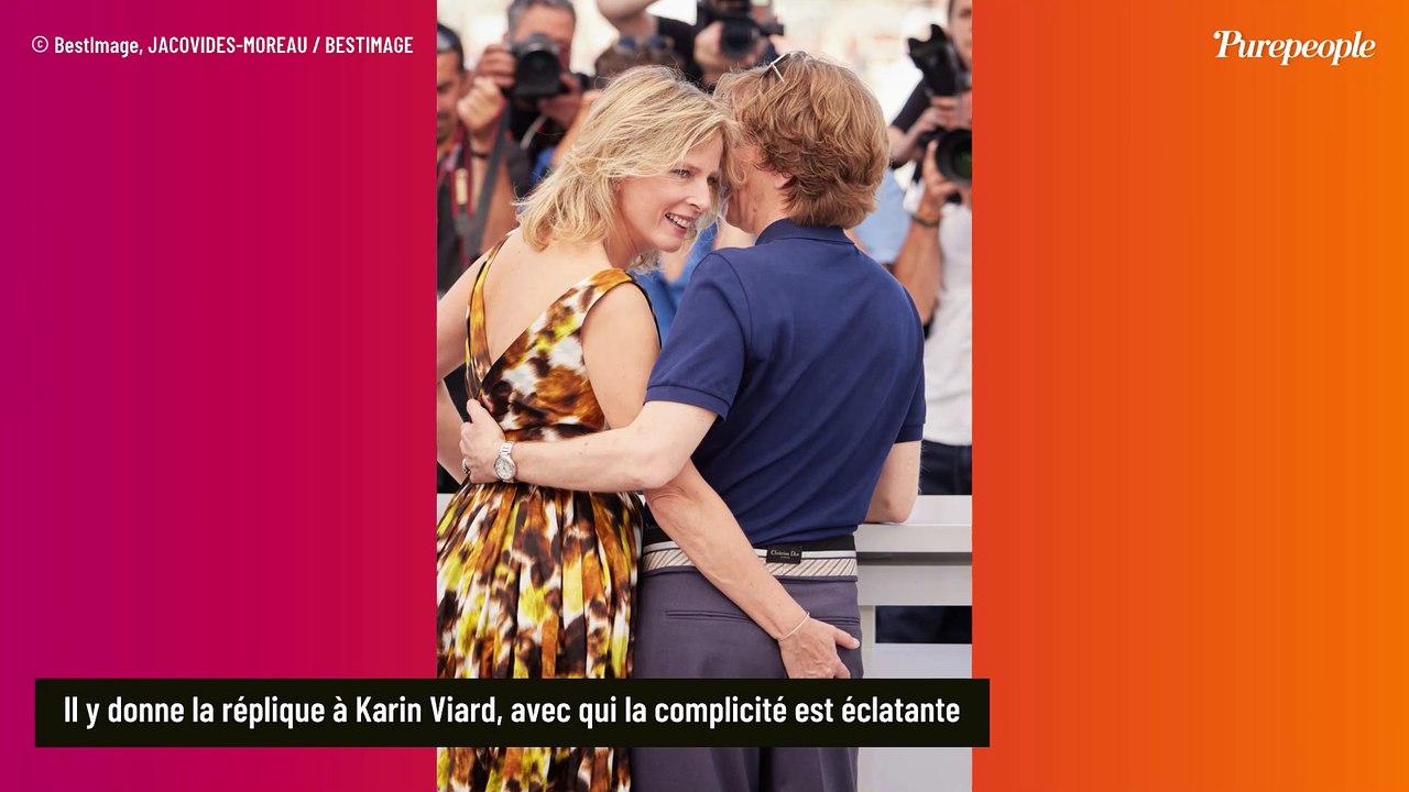 "Avec un de ses élèves..." : Alex Lutz évoque ses parents séparés et leurs histoires d'amour très atypiques