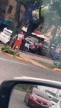 Por un roce entre vehículos choferes se enfrascan en discusión, uno resulta herido y el otro huye