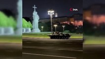 Moskova'da zırhlı araçlar sokaklara indi
