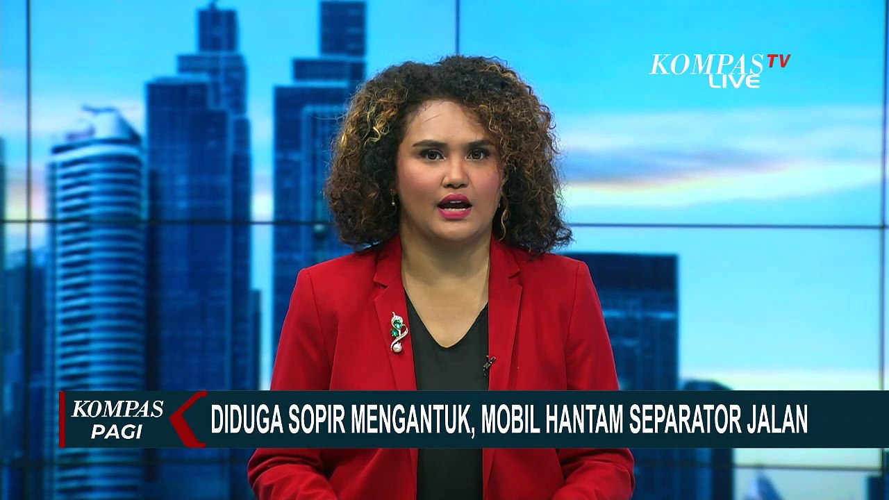 Pikap Pengangkut Jeruk Hantam Pembatas Jalan tol di Ngawi, Sopir Sempat Terjepit di Kabin Kemudi!