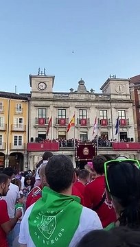 Vídeo: El chupinazo de las fiestas de Burgos explota en la tarima de prensa