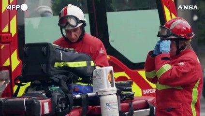 Esplosione a Parigi, i vigili del fuoco isolano il quartiere