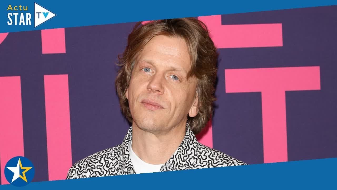 "Avec un de ses élèves..." : Alex Lutz évoque ses parents séparés et leurs histoires d'amour très at