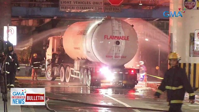 Tanker na may kargang kemikal, sumabit sa footbridge | GMA Integrated News Bulletin