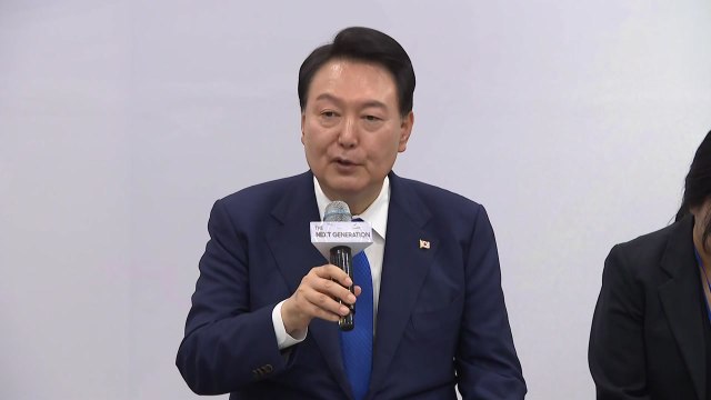 尹, 하노이 삼성전자 방문...한-베트남 청년 인재 만나 / YTN