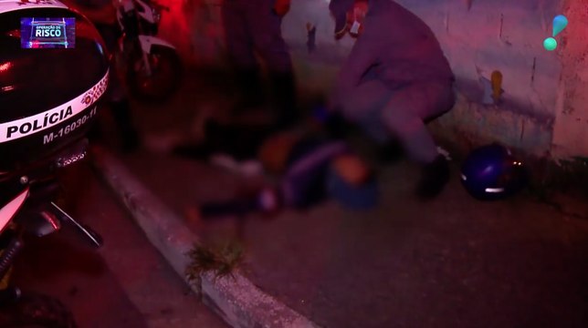 Ladrão é baleado em troca de tiros e população reage contra PM